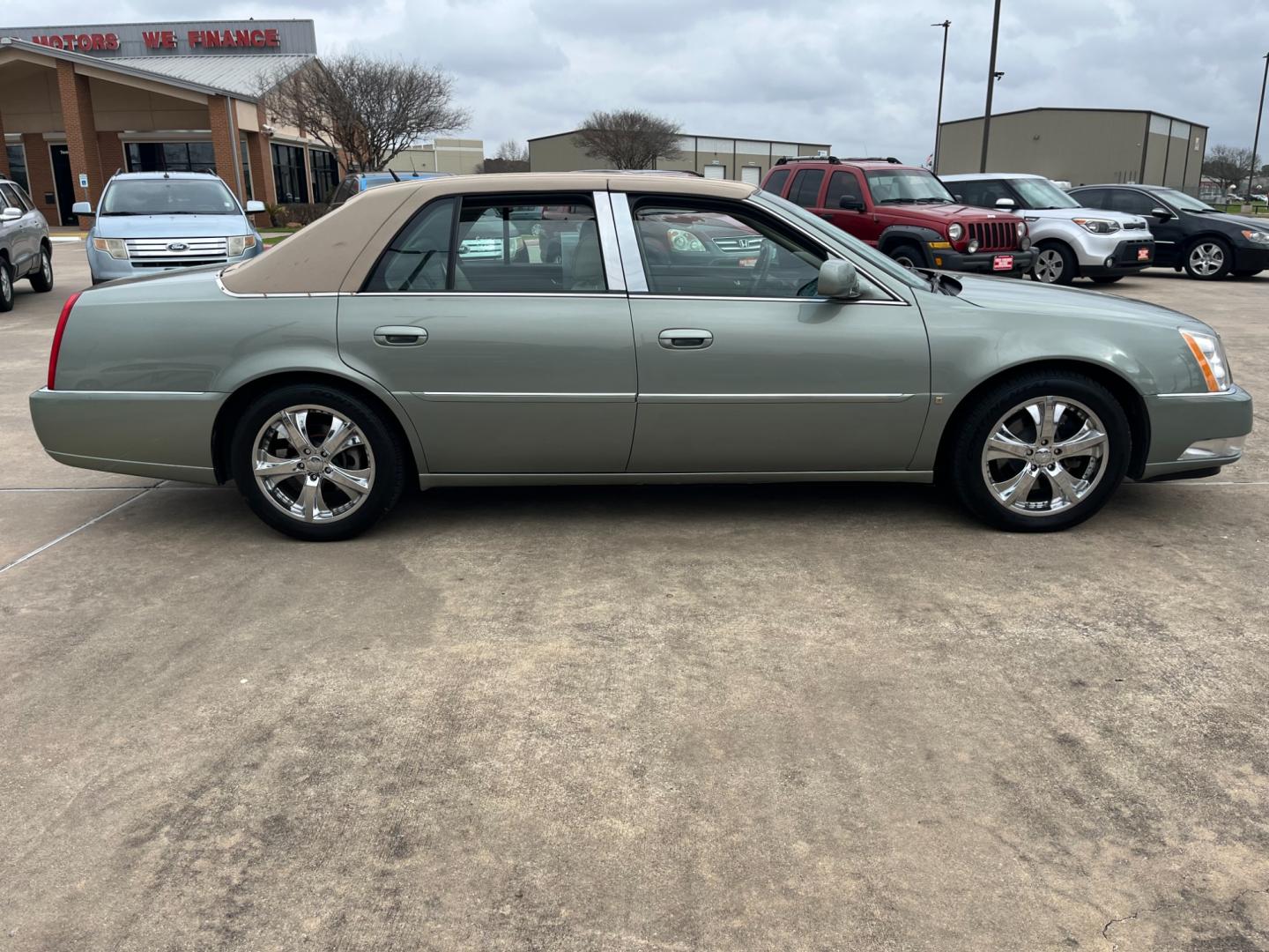 2006 green /TAN Cadillac DTS Sedan (1G6KD57Y96U) with an 4.6L V8 DOHC 32V engine, 4-Speed Automatic Overdrive transmission, located at 14700 Tomball Parkway 249, Houston, TX, 77086, (281) 444-2200, 29.928619, -95.504074 - Photo#7